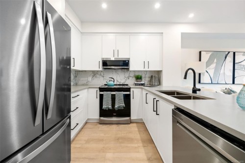109-1371 Goldstream Ave, Langford, BC - Indoor Photo Showing Kitchen With Double Sink With Upgraded Kitchen