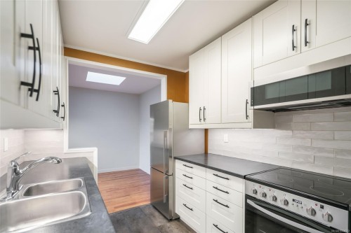 305-363 Morison Ave, Parksville, BC - Indoor Photo Showing Kitchen With Double Sink
