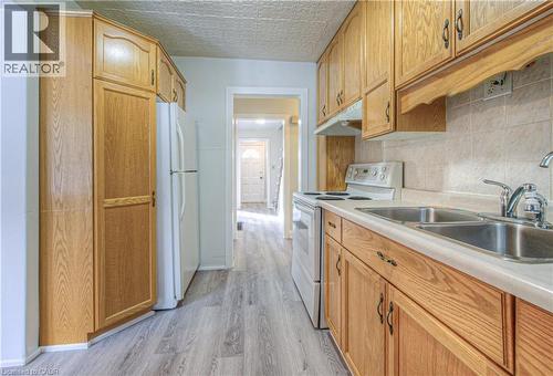 256 Limerick Road, Cambridge, ON - Indoor Photo Showing Kitchen With Double Sink