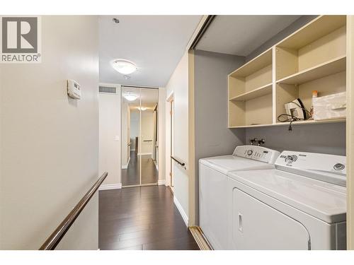 1045 Sutherland Avenue Unit# 323, Kelowna, BC - Indoor Photo Showing Laundry Room