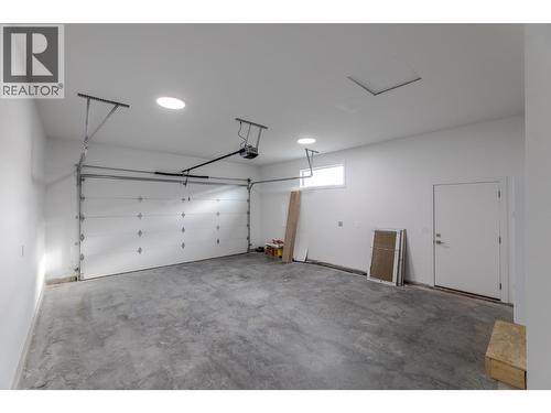 5586 Nixon Road, Summerland, BC - Indoor Photo Showing Garage