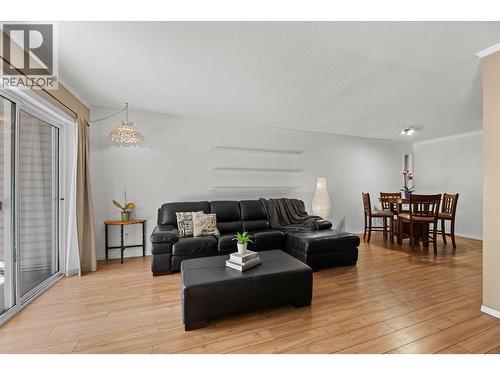 Spacious living room - 4404 Pleasant Valley Road Unit# 6, Vernon, BC - Indoor Photo Showing Living Room