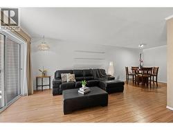 Spacious living room - 