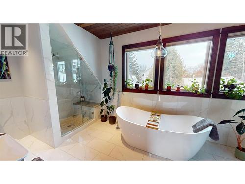 402A 6Th Avenue, Fernie, BC - Indoor Photo Showing Bathroom