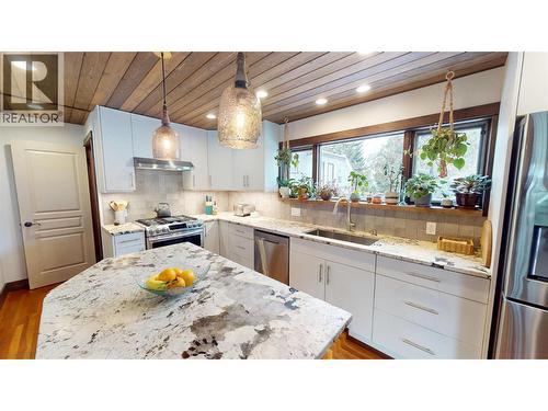 402A 6Th Avenue, Fernie, BC - Indoor Photo Showing Kitchen With Upgraded Kitchen