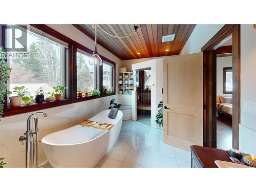 402A 6Th Avenue, Fernie, BC - Indoor Photo Showing Bathroom