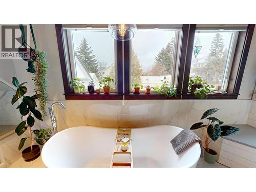 402A 6Th Avenue, Fernie, BC - Indoor Photo Showing Bathroom