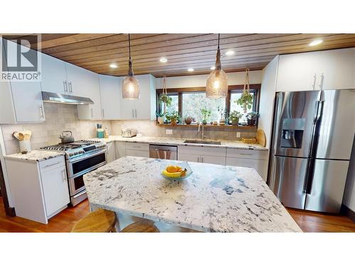 402A 6Th Avenue, Fernie, BC - Indoor Photo Showing Kitchen With Upgraded Kitchen