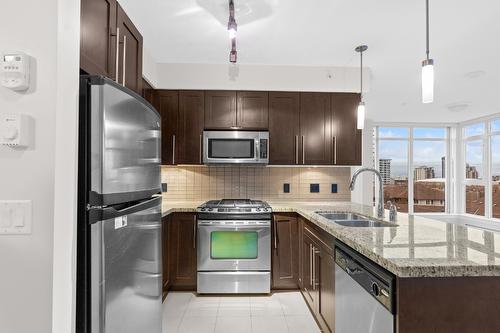 706-1075 Sunset Drive, Kelowna, BC - Indoor Photo Showing Kitchen With Double Sink With Upgraded Kitchen
