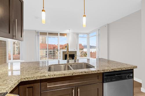 706-1075 Sunset Drive, Kelowna, BC - Indoor Photo Showing Kitchen With Double Sink