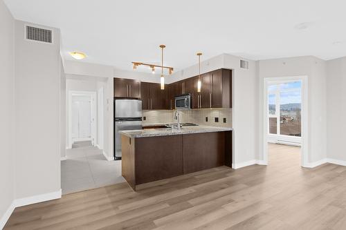 706-1075 Sunset Drive, Kelowna, BC - Indoor Photo Showing Kitchen