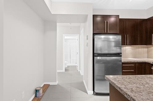 706-1075 Sunset Drive, Kelowna, BC - Indoor Photo Showing Kitchen