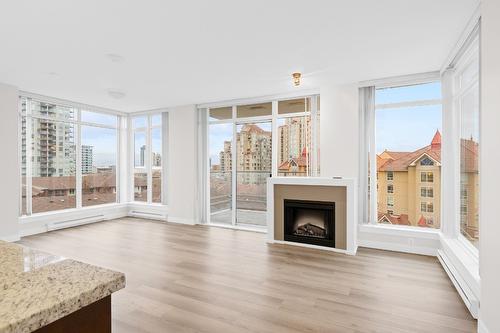 706-1075 Sunset Drive, Kelowna, BC - Indoor Photo Showing Living Room With Fireplace