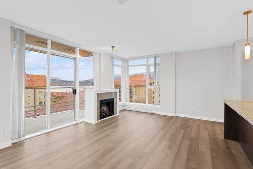 706-1075 Sunset Drive, Kelowna, BC - Indoor Photo Showing Living Room With Fireplace
