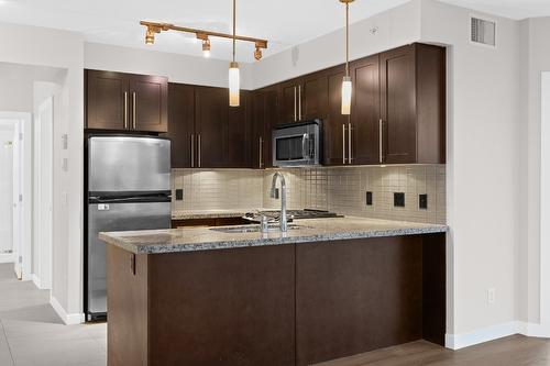706-1075 Sunset Drive, Kelowna, BC - Indoor Photo Showing Kitchen With Upgraded Kitchen