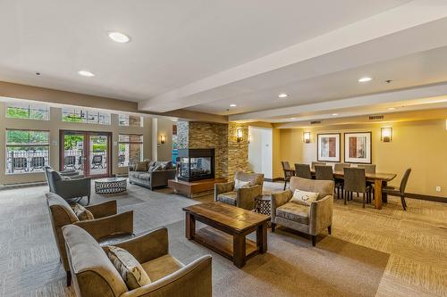 706-1075 Sunset Drive, Kelowna, BC - Indoor Photo Showing Living Room With Fireplace