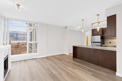 706-1075 Sunset Drive, Kelowna, BC - Indoor Photo Showing Kitchen