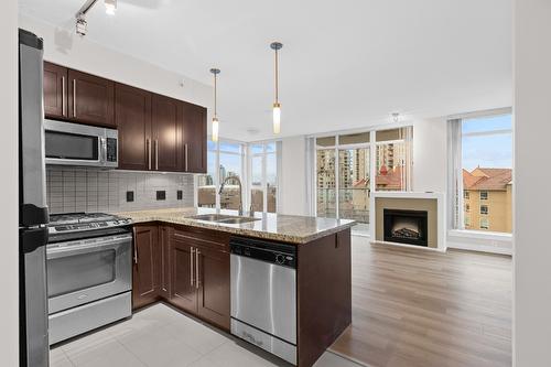 706-1075 Sunset Drive, Kelowna, BC - Indoor Photo Showing Kitchen With Double Sink