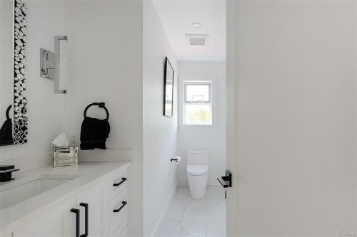 8 Woodville Pl, View Royal, BC 