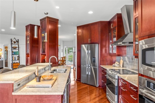 401-650 Prideaux St, Nanaimo, BC - Indoor Photo Showing Kitchen With Double Sink With Upgraded Kitchen
