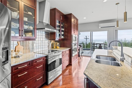 401-650 Prideaux St, Nanaimo, BC - Indoor Photo Showing Kitchen With Double Sink With Upgraded Kitchen