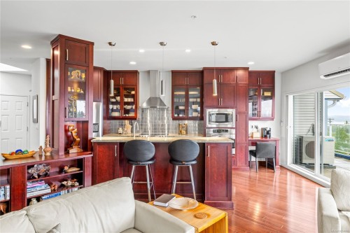 401-650 Prideaux St, Nanaimo, BC - Indoor Photo Showing Kitchen With Upgraded Kitchen