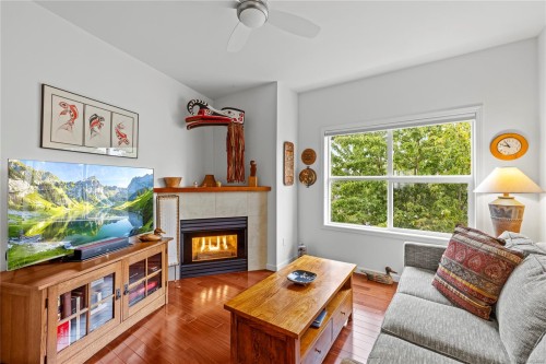 401-650 Prideaux St, Nanaimo, BC - Indoor Photo Showing Living Room With Fireplace