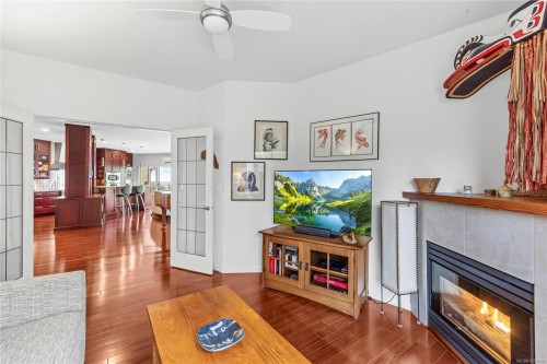 401-650 Prideaux St, Nanaimo, BC - Indoor Photo Showing Living Room With Fireplace