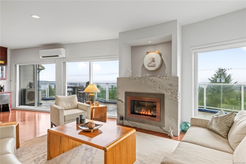 401-650 Prideaux St, Nanaimo, BC - Indoor Photo Showing Living Room With Fireplace