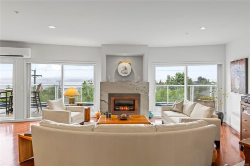 401-650 Prideaux St, Nanaimo, BC - Indoor Photo Showing Living Room With Fireplace