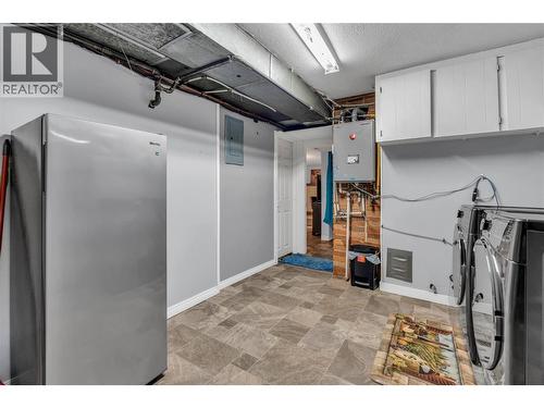 110 Hastings Place, Penticton, BC - Indoor Photo Showing Garage