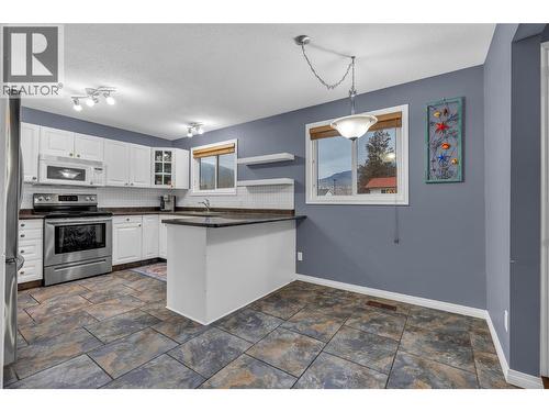 110 Hastings Place, Penticton, BC - Indoor Photo Showing Kitchen