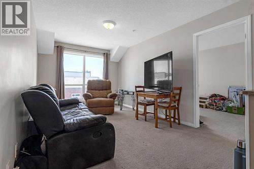 207, 1010 Railway Street, Crossfield, AB - Indoor Photo Showing Living Room