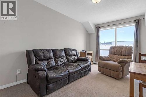 207, 1010 Railway Street, Crossfield, AB - Indoor Photo Showing Living Room