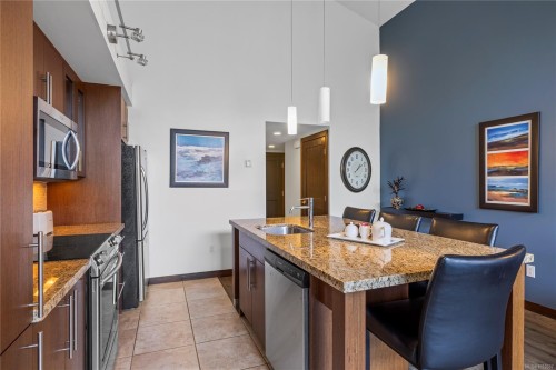 242-1175 Resort Dr, Parksville, BC - Indoor Photo Showing Kitchen