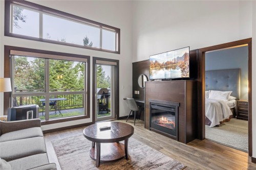 242-1175 Resort Dr, Parksville, BC - Indoor Photo Showing Living Room With Fireplace