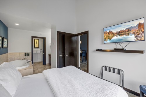 242-1175 Resort Dr, Parksville, BC - Indoor Photo Showing Bedroom
