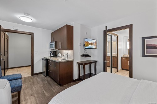 242-1175 Resort Dr, Parksville, BC - Indoor Photo Showing Other Room