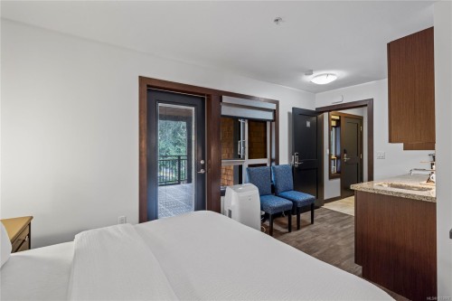 242-1175 Resort Dr, Parksville, BC - Indoor Photo Showing Bedroom