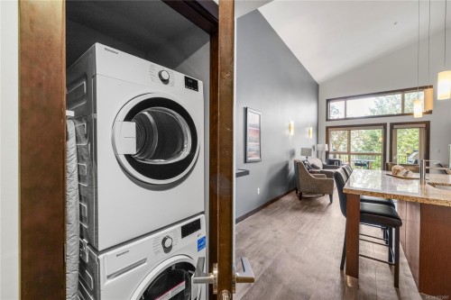 242-1175 Resort Dr, Parksville, BC - Indoor Photo Showing Laundry Room