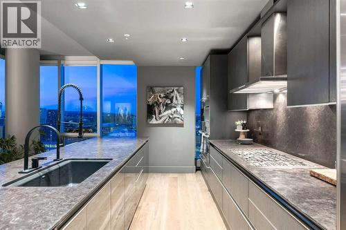 2201, 433 11 Avenue Se, Calgary, AB - Indoor Photo Showing Kitchen With Upgraded Kitchen