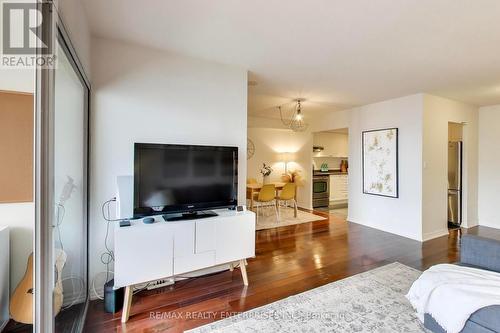 309 - 135 Hillcrest Avenue, Mississauga, ON - Indoor Photo Showing Living Room