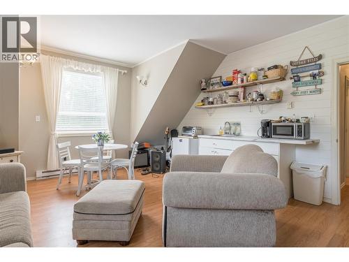 7704 97A Highway, Mara, BC - Indoor Photo Showing Living Room