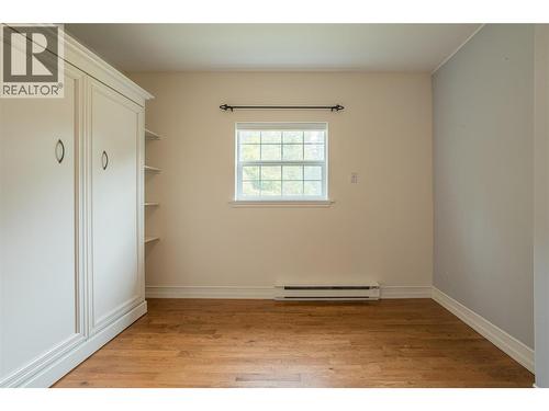 7704 97A Highway, Mara, BC - Indoor Photo Showing Other Room