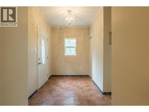 7704 97A Highway, Mara, BC - Indoor Photo Showing Other Room