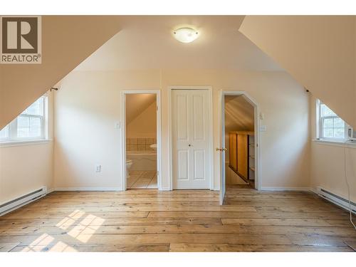 7704 97A Highway, Mara, BC - Indoor Photo Showing Other Room