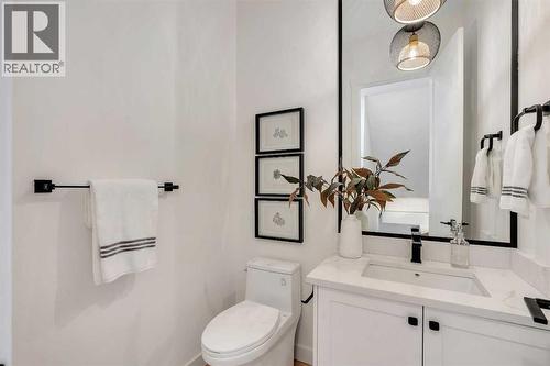 2436 30 Avenue Sw, Calgary, AB - Indoor Photo Showing Bathroom