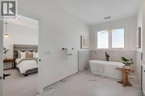 2436 30 Avenue Sw, Calgary, AB - Indoor Photo Showing Bathroom