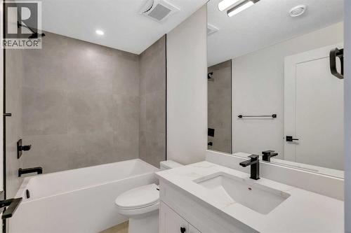 2436 30 Avenue Sw, Calgary, AB - Indoor Photo Showing Bathroom