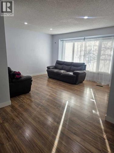 192 Templevale Road Ne, Calgary, AB - Indoor Photo Showing Living Room